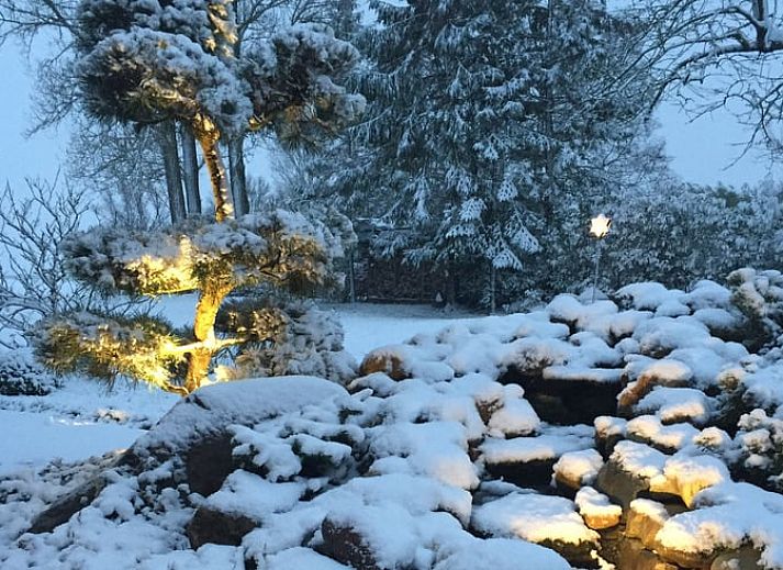 Moderne Kueche im Ferienhaus in Twisk, ausgestattet mit allen Annehmlichkeiten fuer einen komfortablen Aufenthalt in Nordholland.