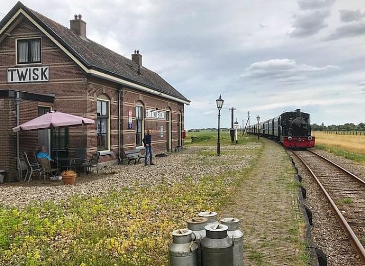 Kuenstlerische Details im Ferienhaus in Twisk, mit einzigartigen Gemaelden fuer einen stimmungsvollen Aufenthalt in Nordholland.