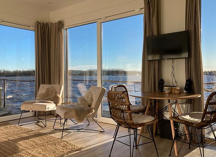 Geniet van een adembenemend uitzicht op de zonsondergang vanuit het Vakantiehuis in Katwoude, gelegen aan de IJsselmeerkust in Noord-Holland.