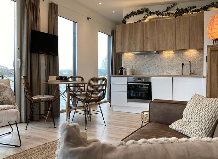 Geniet van een adembenemend uitzicht op de zonsondergang vanuit het Vakantiehuis in Katwoude, gelegen aan de IJsselmeerkust in Noord-Holland.