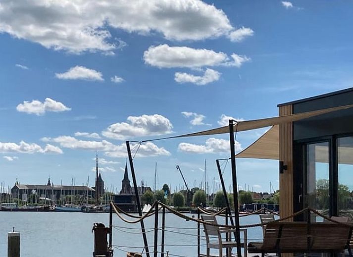 Geniet van een adembenemend uitzicht op de zonsondergang vanuit het Vakantiehuis in Katwoude, gelegen aan de IJsselmeerkust in Noord-Holland.