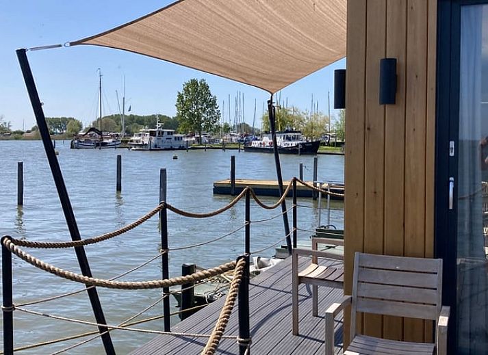Heldere dag in Vakantiehuis in Katwoude met panoramisch uitzicht op het water, ideaal voor een ontspannen vakantie aan de IJsselmeerkust.