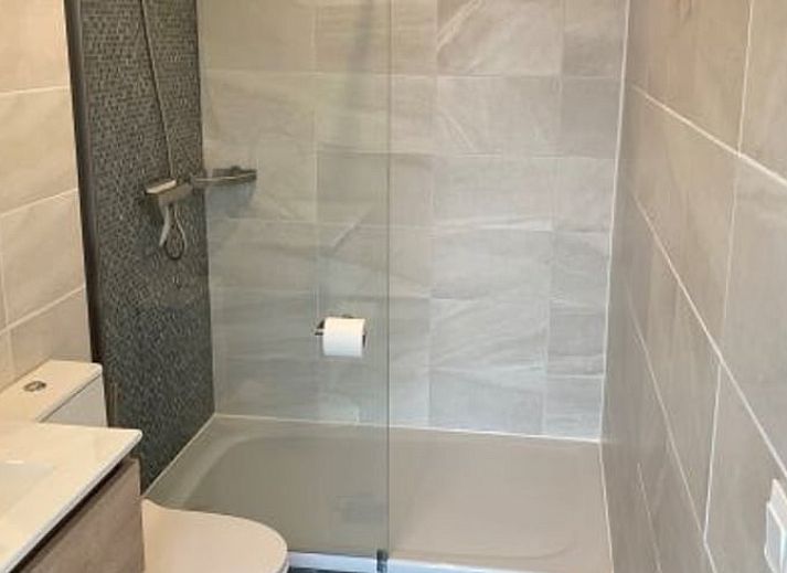 Heldere dag in Vakantiehuis in Katwoude met panoramisch uitzicht op het water, ideaal voor een ontspannen vakantie aan de IJsselmeerkust.