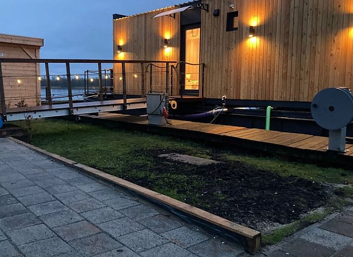 Stijlvolle binnenruimte van Vakantiehuis in Katwoude met moderne keuken en gezellige zithoek, perfect voor een verblijf aan de IJsselmeerkust.