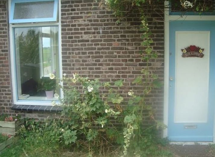 Blick auf das IJsselmeer von einer Bank aus, in der Naehe des Ferienhauses in Katwoude, Katwoude, Nordholland.