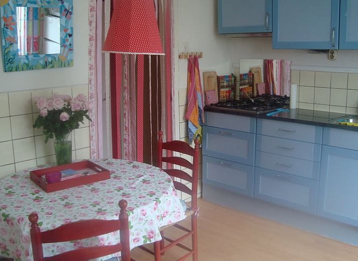 Blick auf das IJsselmeer von einer Bank aus, in der Naehe des Ferienhauses in Katwoude, Katwoude, Nordholland.