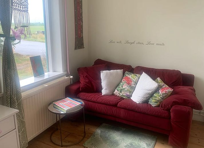 Landstrasse entlang gruener Felder in der Naehe des Ferienhauses in Katwoude, Katwoude, IJsselmeerkueste, Nordholland.