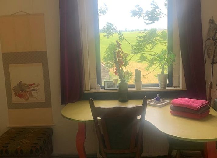 Heller Innenraum mit Essecke und Bett in Ferienhaus in Katwoude, Katwoude, Nordholland.