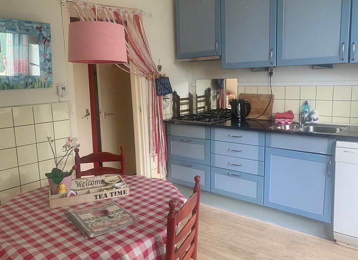 Heller Innenraum mit Essecke und Bett in Ferienhaus in Katwoude, Katwoude, Nordholland.