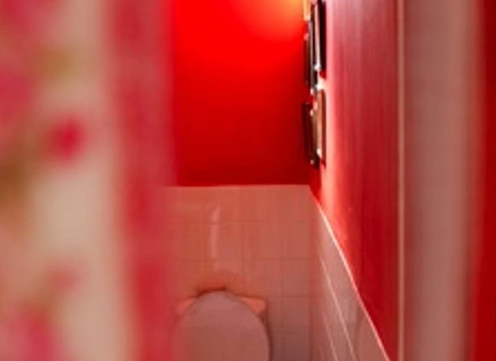 Heller Innenraum mit Essecke und Bett in Ferienhaus in Katwoude, Katwoude, Nordholland.