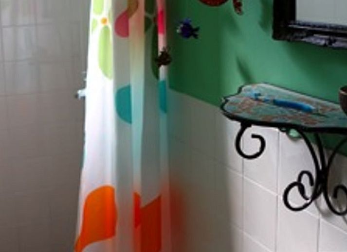 Heller Innenraum mit Essecke und Bett in Ferienhaus in Katwoude, Katwoude, Nordholland.