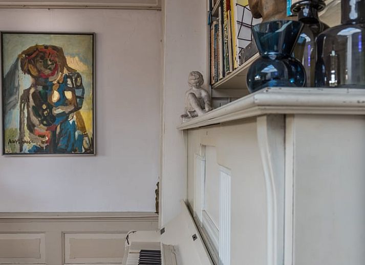 Rustieke tuinpad bij Vakantiehuis in Edam, omgeven door natuur in Noord-Holland.