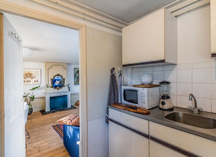 Rustieke tuinpad bij Vakantiehuis in Edam, omgeven door natuur in Noord-Holland.