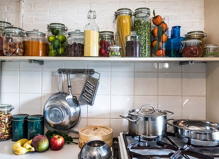 Beeldhouwwerk in de tuin van Vakantiehuis in Edam, een unieke ervaring in IJsselmeerkust.