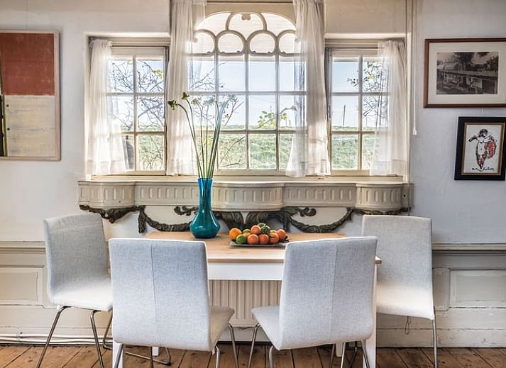 Beeldhouwwerk in de tuin van Vakantiehuis in Edam, een unieke ervaring in IJsselmeerkust.