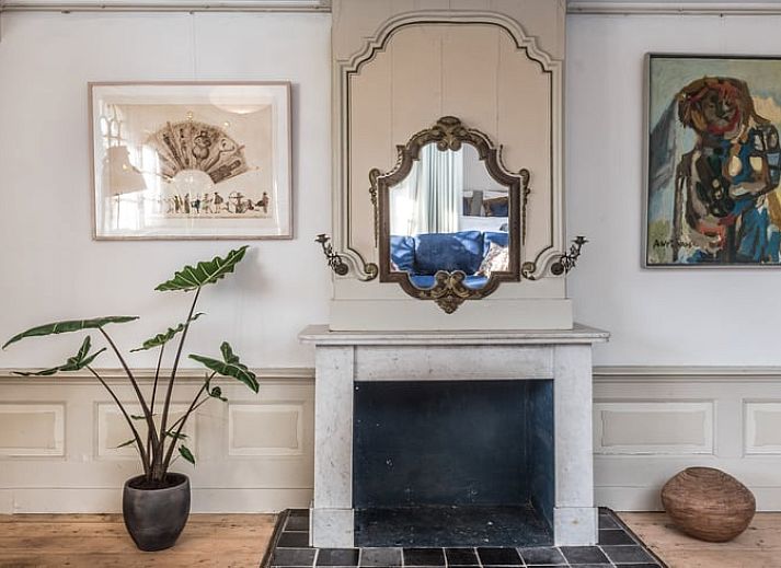 Beeldhouwwerk in de tuin van Vakantiehuis in Edam, een unieke ervaring in IJsselmeerkust.