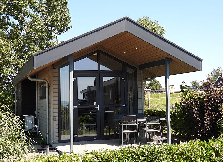 Chalet in EuroParcs Markermeer met moderne veranda, gelegen in Bovenkarspel aan de IJsselmeerkust in Noord-Holland.