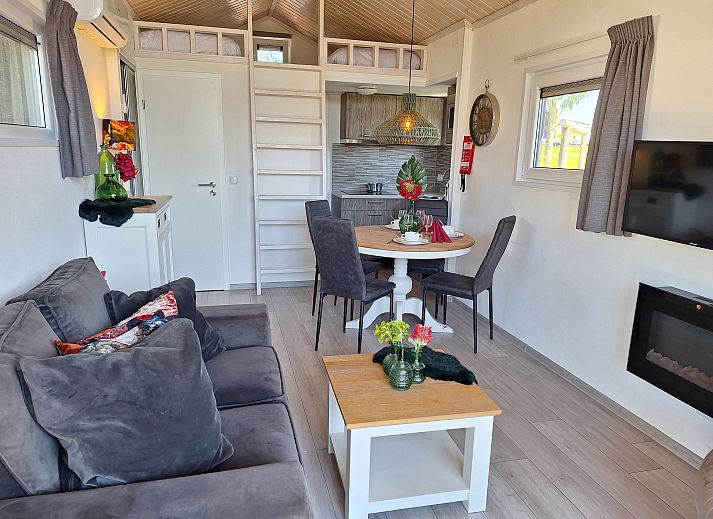 Chalet in EuroParcs Markermeer met moderne veranda, gelegen in Bovenkarspel aan de IJsselmeerkust in Noord-Holland.