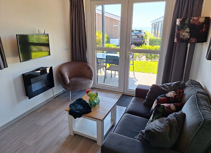 Vrijstaande woning in Bovenkarspel met modern terras omgeven door natuur, ideaal vakantiehuis aan de IJsselmeerkust in Noord-Holland.