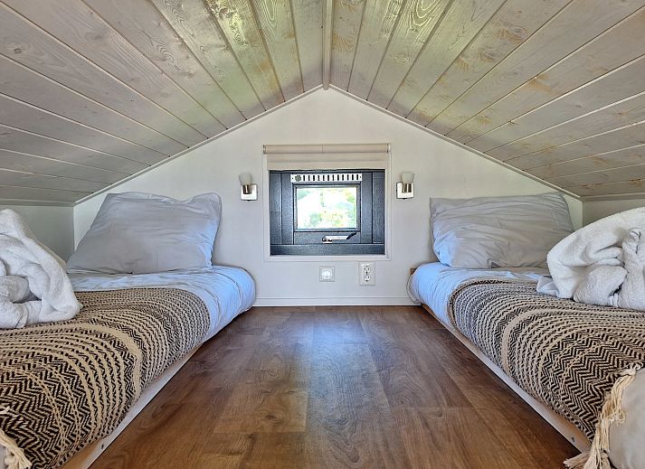 Gemtlicher Essbereich im freistehenden Haus in Bovenkarspel, Ferienhaus an der Kste des IJsselmeers, Nordholland, mit moderner Kche.