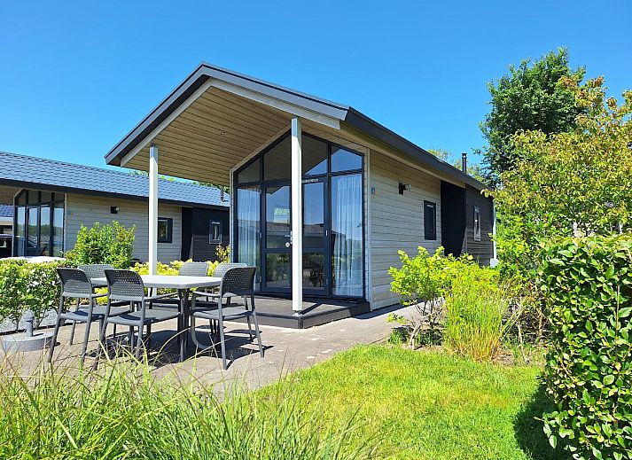 Gemtlicher Essbereich im freistehenden Haus in Bovenkarspel, Ferienhaus an der Kste des IJsselmeers, Nordholland, mit moderner Kche.