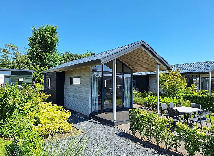 Gemtlicher Essbereich im freistehenden Haus in Bovenkarspel, Ferienhaus an der Kste des IJsselmeers, Nordholland, mit moderner Kche.