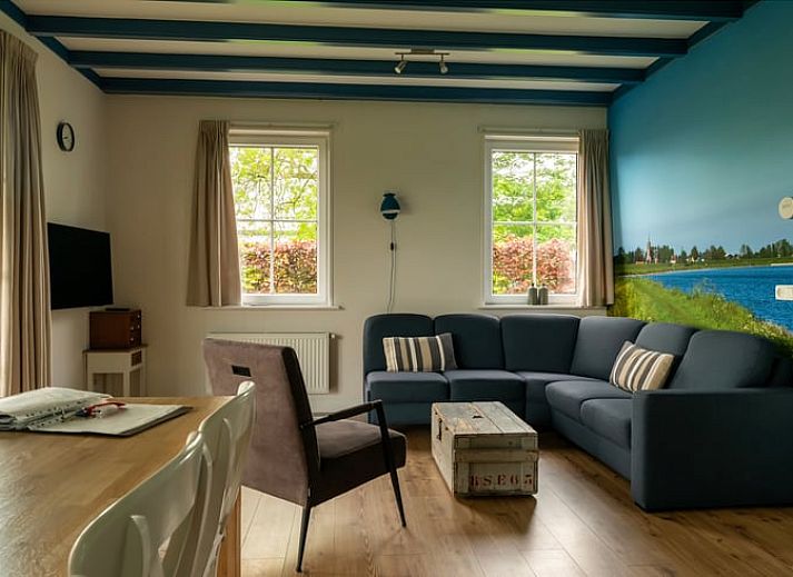 Geniessen Sie den laendlichen Charme im Ferienhaus in Schellinkhout, umgeben von grasenden Kuehen in der gruenen Landschaft der IJsselmeerkueste.