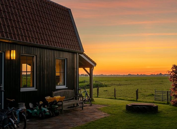 Entdecken Sie die ruhige Nachtatmosphaere im Ferienhaus in Schellinkhout, Nordholland, mit einem wunderschoen beleuchteten Himmel ueber dem Ferienhaus.