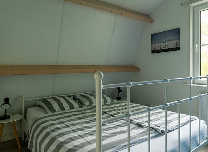 Entdecken Sie die ruhige Nachtatmosphaere im Ferienhaus in Schellinkhout, Nordholland, mit einem wunderschoen beleuchteten Himmel ueber dem Ferienhaus.