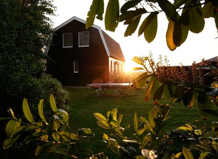 Erleben Sie Komfort im gemuetlichen Wohnzimmer des Ferienhauses in Schellinkhout, mit Blick auf die natuerliche Umgebung der IJsselmeerkueste.