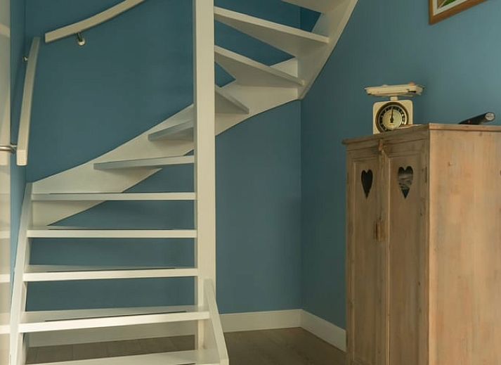 Entdecken Sie die rustikale Umgebung des Ferienhauses in Schellinkhout, wo Schafe friedlich in der weiten Landschaft Nordhollands grasen.