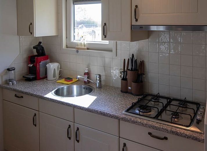 Knusse slaapkamer in Huisje in Wieringerwerf met uitzicht op groene velden, IJsselmeerkust, Noord-Holland.