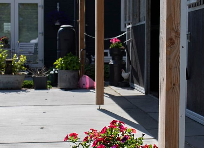 Knusse slaapkamer in Huisje in Wieringerwerf met uitzicht op groene velden, IJsselmeerkust, Noord-Holland.