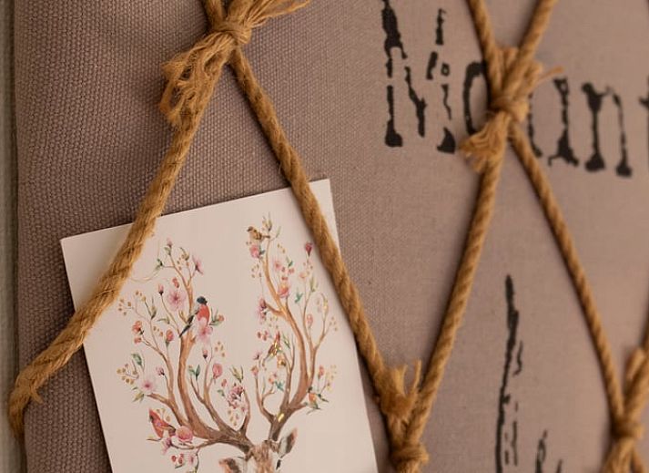 Knusse slaapkamer in Huisje in Wieringerwerf met uitzicht op groene velden, IJsselmeerkust, Noord-Holland.