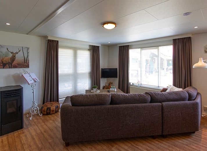 Natuurlijke omgeving met herten nabij Huisje in Wieringerwerf, vakantiehuis in IJsselmeerkust, Noord-Holland.