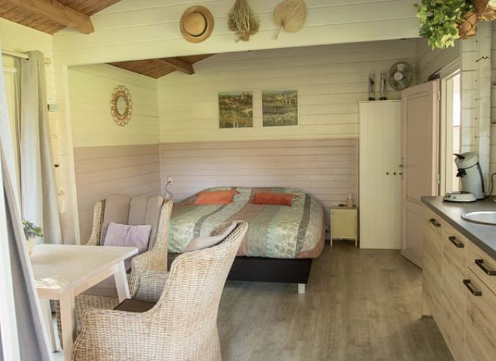 Ferienhaus in Benningbroek, ein charmantes Ferienhaus in Nordholland, umgeben von einem ueppigen Garten und Natur an der Kueste des IJsselmeers.