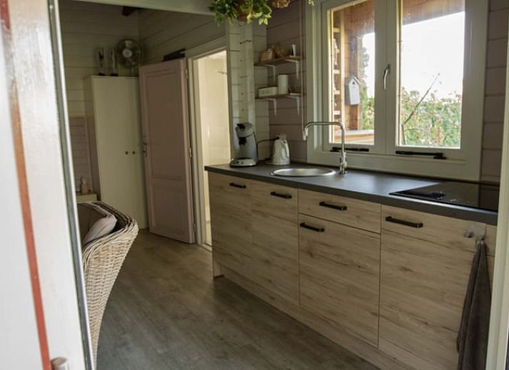 Ferienhaus in Benningbroek, ein charmantes Ferienhaus in Nordholland, umgeben von einem ueppigen Garten und Natur an der Kueste des IJsselmeers.