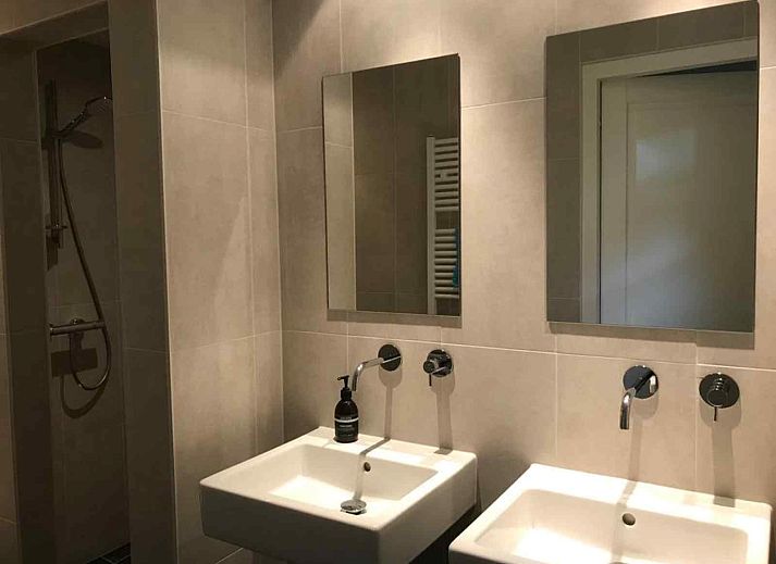 Modernes Badezimmer im Ferienhaus NH389 in Zwaag, IJsselmeerkueste, mit begehbarer Dusche.