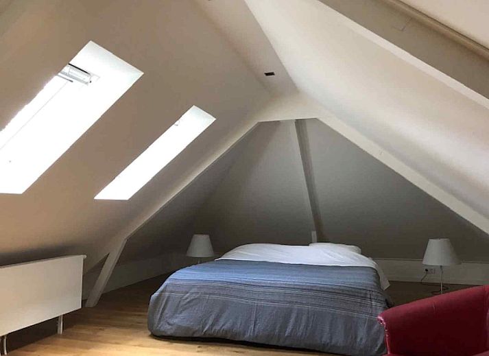 Gemuetlicher Essbereich im Ferienhaus NH389, Zwaag, mit Holzboden und klassischen Moebeln.