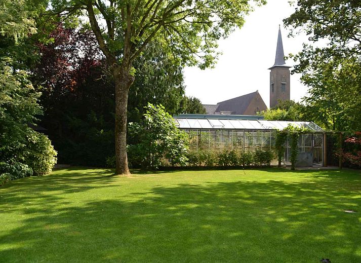 Gemuetlicher Essbereich im Ferienhaus NH389, Zwaag, mit Holzboden und klassischen Moebeln.