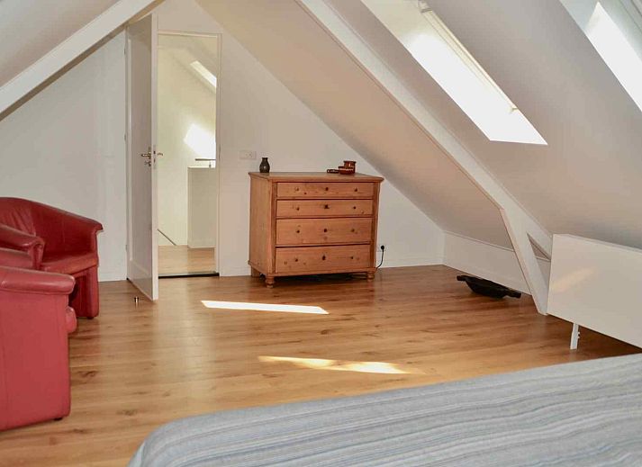 Gemuetlicher Essbereich im Ferienhaus NH389, Zwaag, mit Holzboden und klassischen Moebeln.