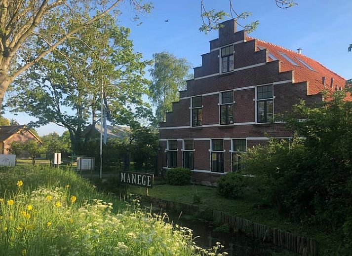 Ferienhaus in Kwadijk, ein charmantes Ferienhaus in der gruenen Umgebung der IJsselmeerkueste, Nordholland, mit traditioneller Architektur.