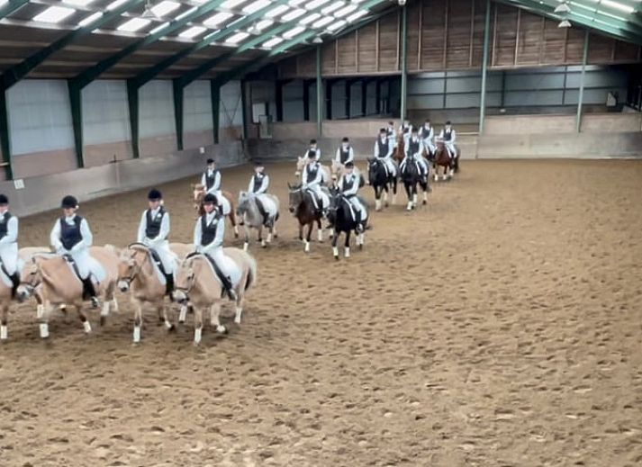Huisje in Kwadijk, ein Ferienhaus in Nordholland, bietet eine schoene Terrasse mit Blick auf die laendliche Umgebung der IJsselmeerkueste.