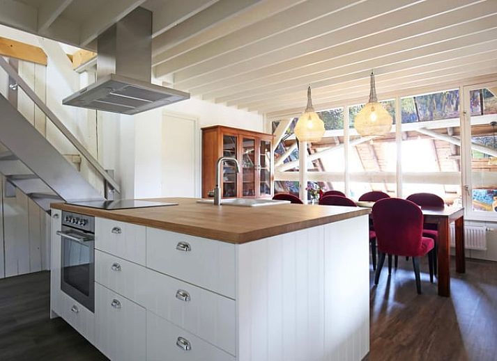 Huisje in Kwadijk, ein Ferienhaus in Nordholland, bietet eine schoene Terrasse mit Blick auf die laendliche Umgebung der IJsselmeerkueste.