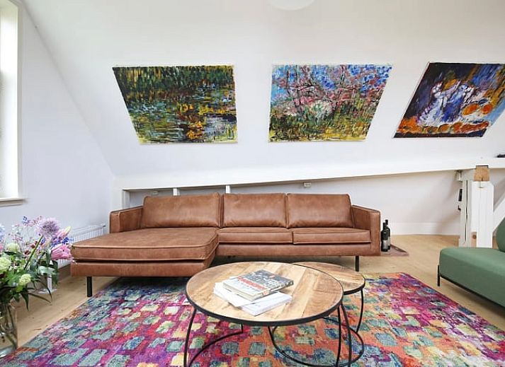 Stilvolles Wohnzimmer in Cottage in Kwadijk, Ferienhaus an der IJsselmeerkueste, Nordholland, mit moderner Einrichtung und natuerlichem Licht.