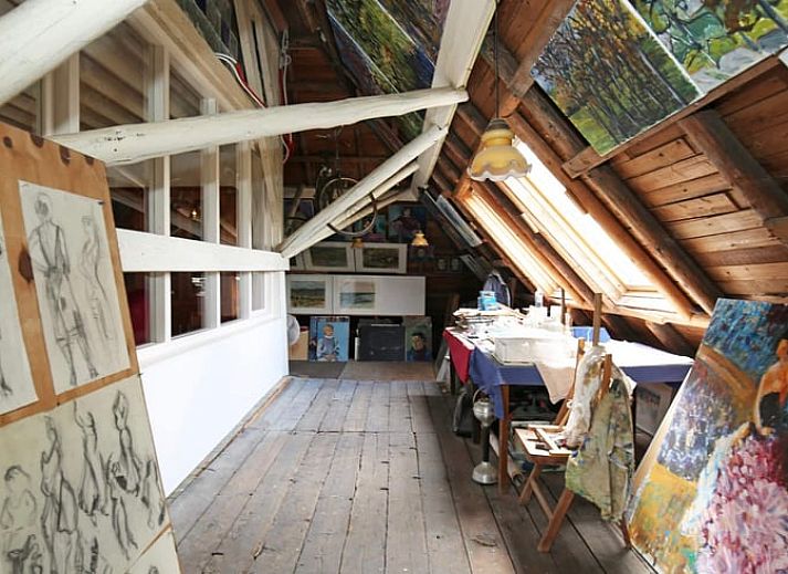 Stilvolles Wohnzimmer in Cottage in Kwadijk, Ferienhaus an der IJsselmeerkueste, Nordholland, mit moderner Einrichtung und natuerlichem Licht.