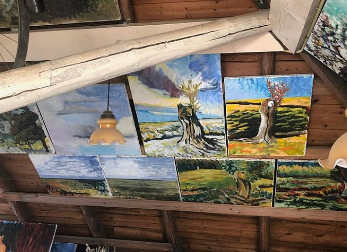 Stilvolles Wohnzimmer in Cottage in Kwadijk, Ferienhaus an der IJsselmeerkueste, Nordholland, mit moderner Einrichtung und natuerlichem Licht.