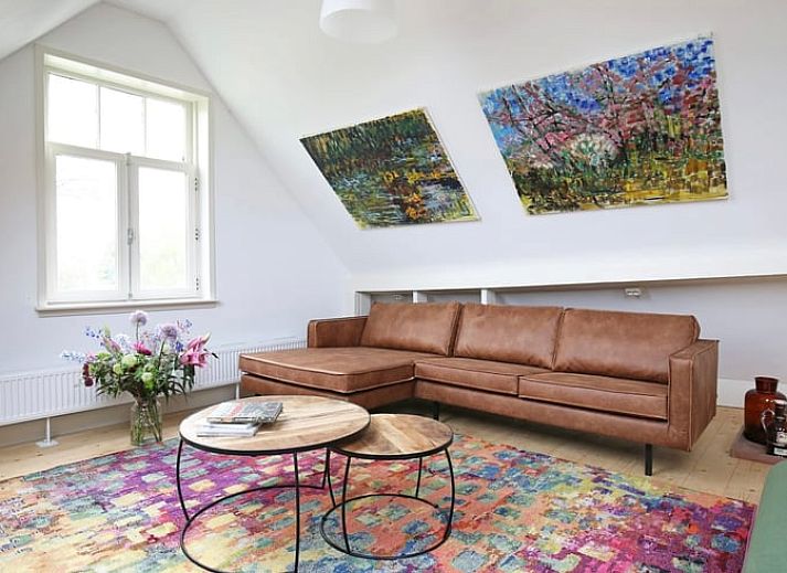 Stilvolles Wohnzimmer in Cottage in Kwadijk, Ferienhaus an der IJsselmeerkueste, Nordholland, mit moderner Einrichtung und natuerlichem Licht.