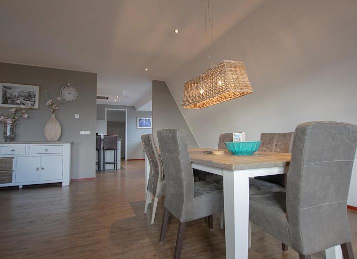 Gemuetliches Wohnzimmer des Waddenhuis in Westerland, Wattenkueste, mit bequemen Sofas und viel Licht.