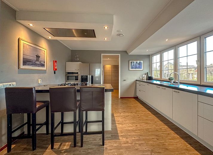 Gemuetliches Wohnzimmer des Waddenhuis in Westerland, Wattenkueste, mit bequemen Sofas und viel Licht.